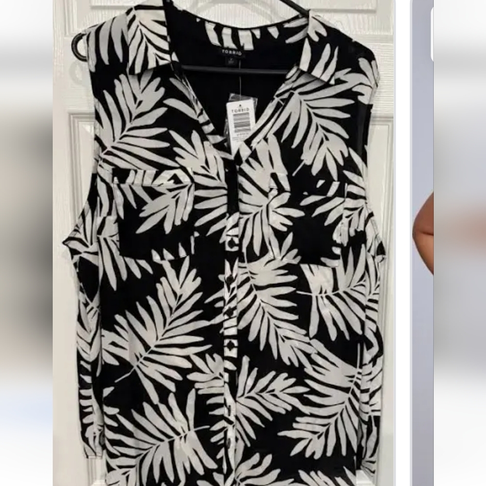Torrid Madison Georgette Button Up Sleeveless Shirt Graphic Fronds